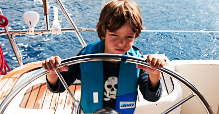  Kleiner Pirat am Ruder 